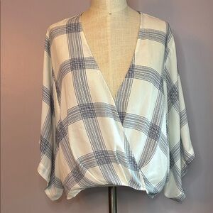 Forever 21 Contemporary Ivory and Navy Plaid V-Neck Kimono Sleeve Top Size M